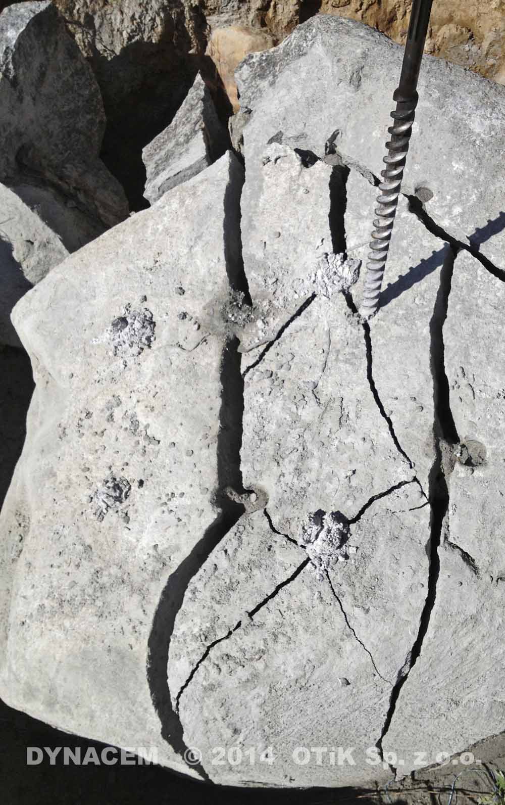 Sprengen, Zerstoeren der Granitsteine - Steine - Feldsteine - Findlinge - Felsbloecke mit dem explosionsfreien Quellsprengstoff Dynacem  8_14